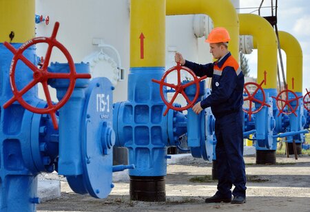 EU Weighs Oil Cap, Windfall Tax to Curb Energy Costs