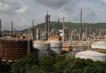 US Temporarily Lifts Sanctions on Russian Oil